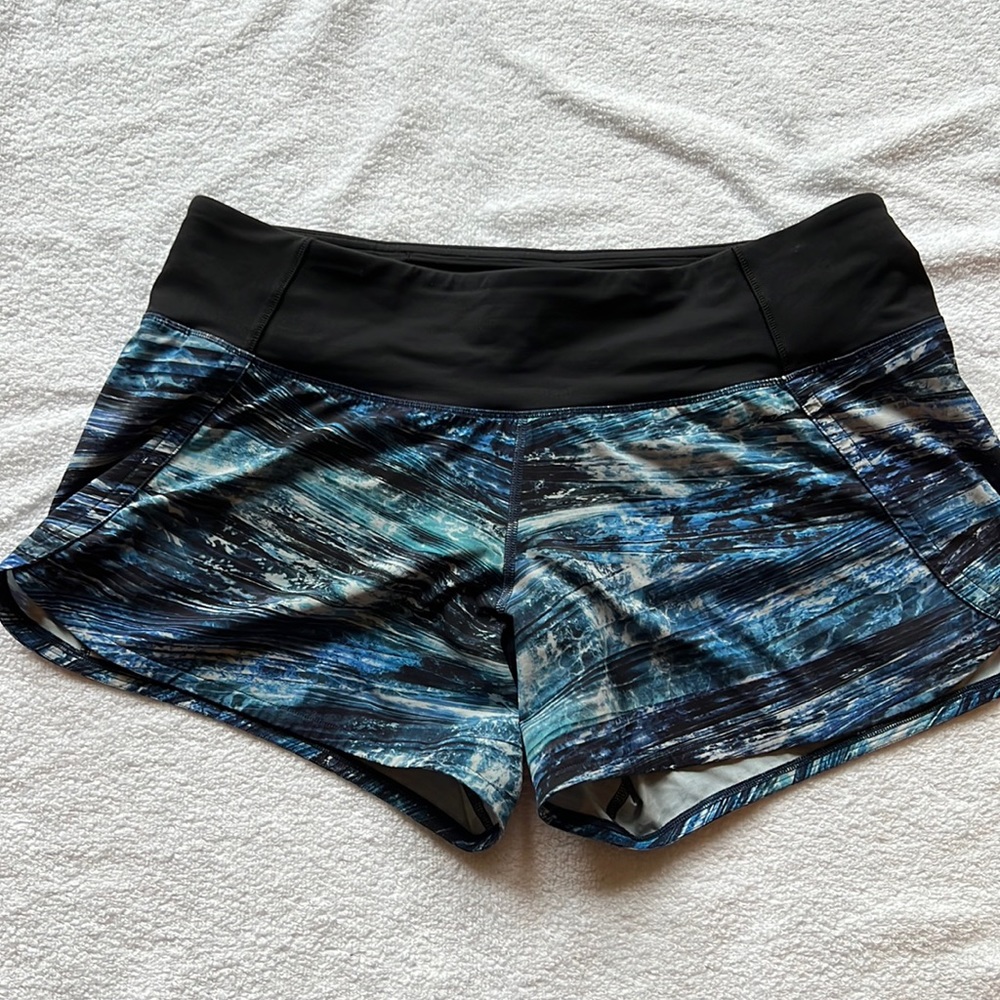 Lululemon shorts size 8 blues pattern 4”